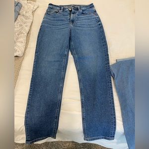 American eagle mom jeans. Never worn like new great condition. Size 6.